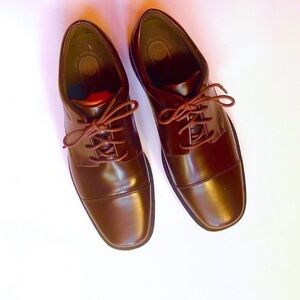 New Without Tsgs Rockport Men’s Leather shoes 9.5 wide. Never used. Have box